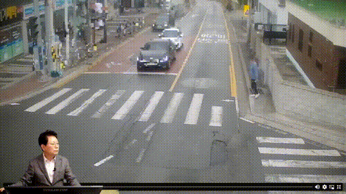 보행자 신호에 길을 건너던 한 시민이 신호를 무시한 채 자신의 앞을 지나가는 차량을 발로 찼다. 위 영상은 보행자 A씨가 당시 차량을 발로 차는 모습. [영상=유튜브 '한문철TV']