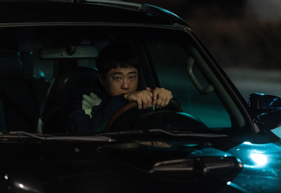 영화 브로큰 낮에 창모와 통화한 내용으로 괴로워하는 병규