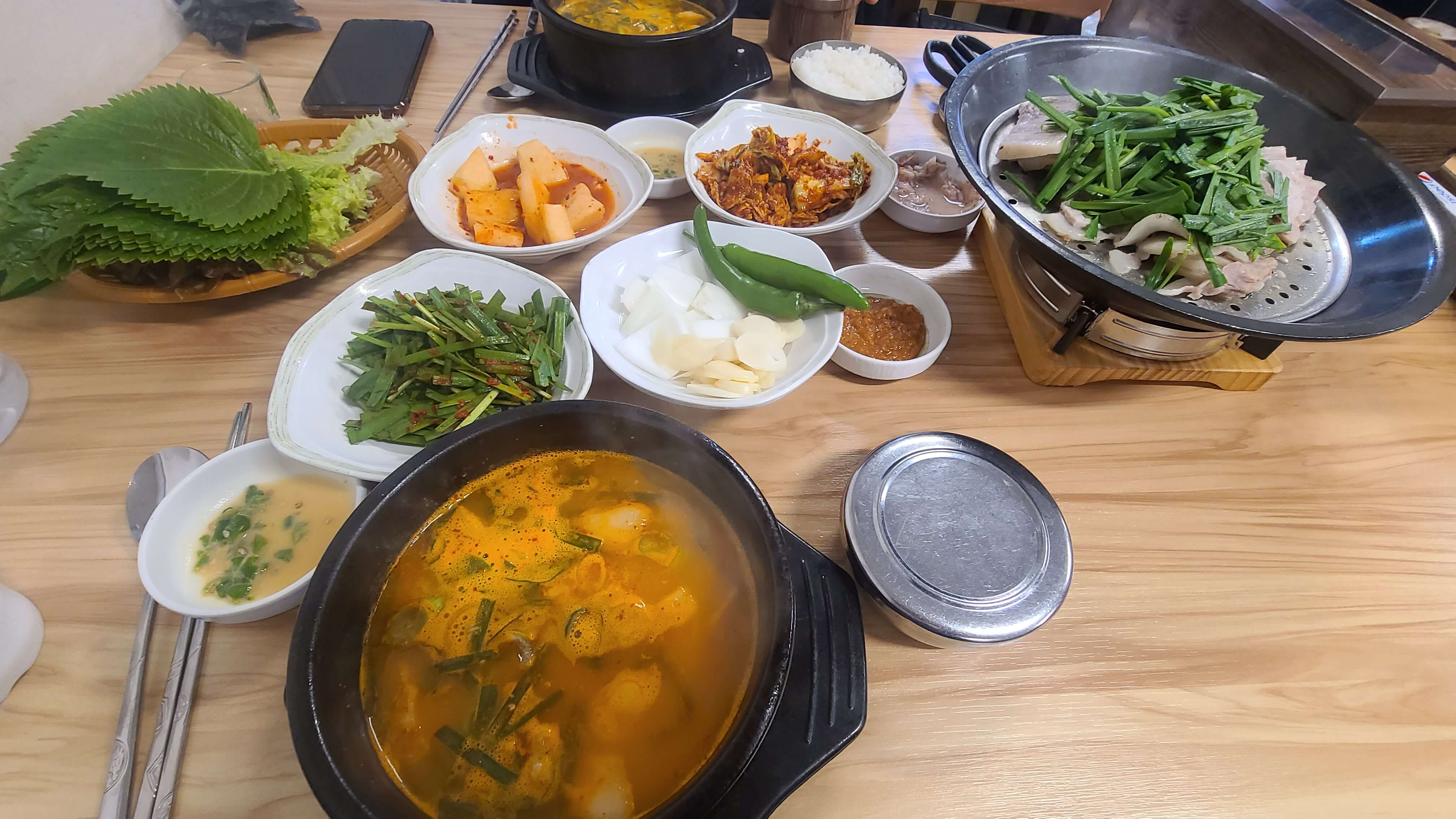 옛날돼지국밥-테이블-셋팅