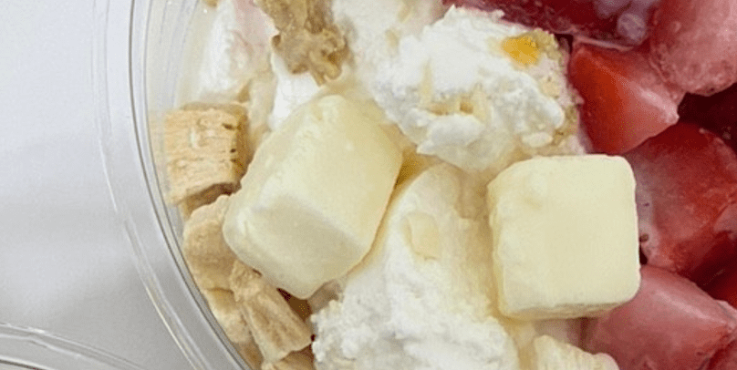 그릭 요거트와 여러가지 과일이 섞여 있다