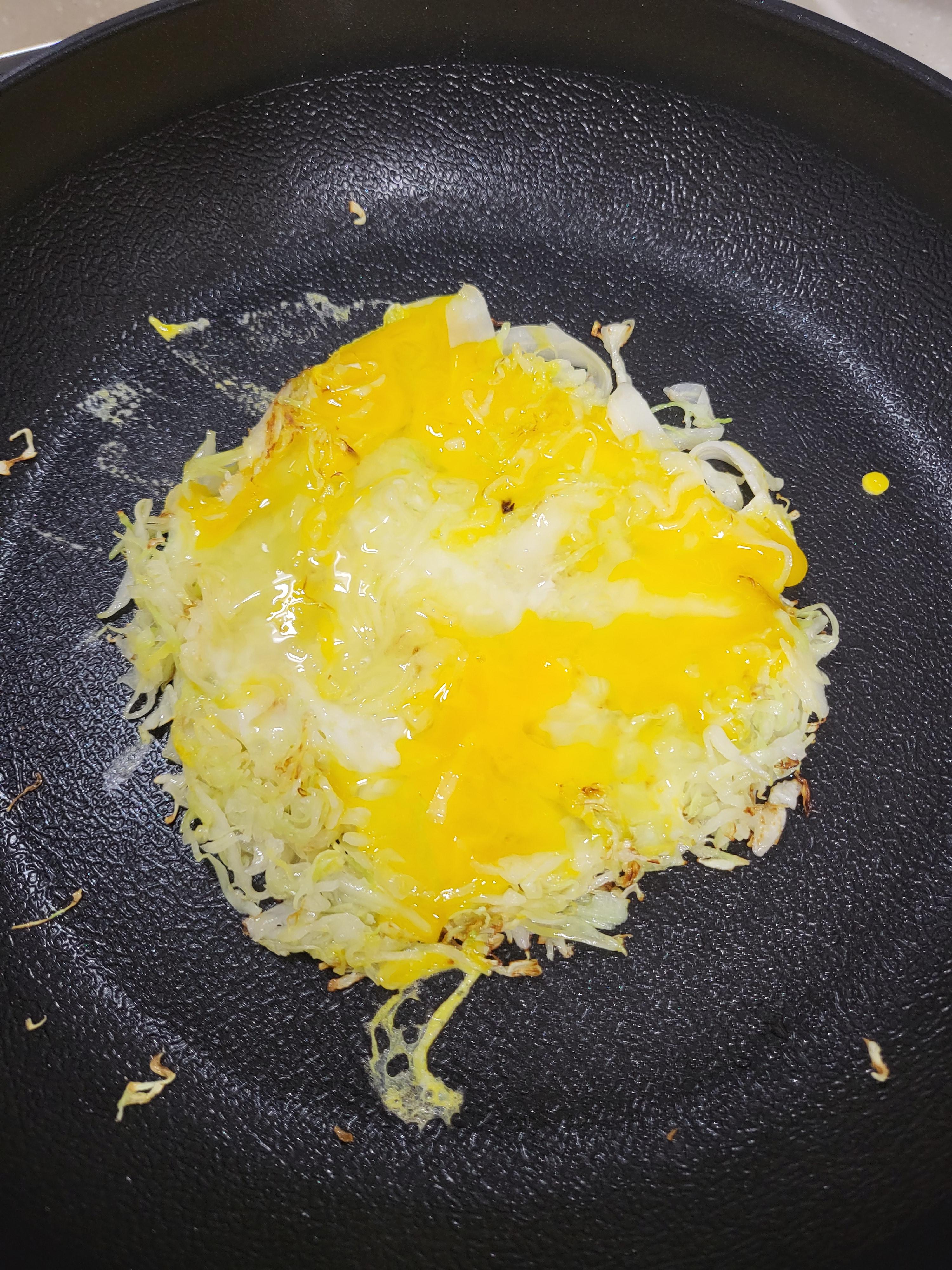 볶은-양배추-위-계란