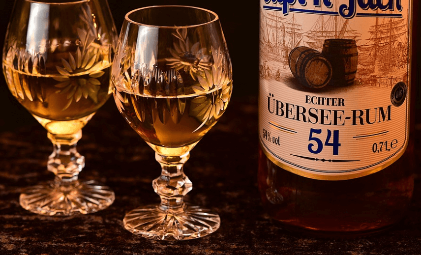 고지혈증에 나쁜 음식 위스키 두 잔이 놓여 있다