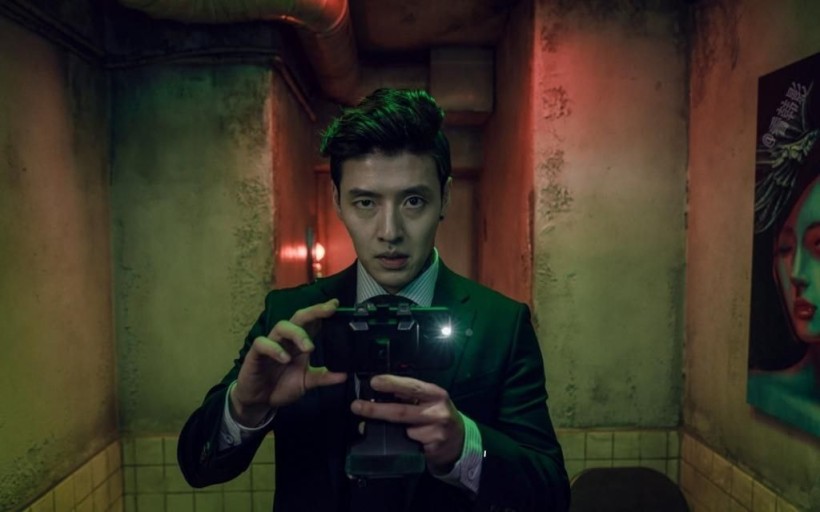 우상이 방송하는 모습