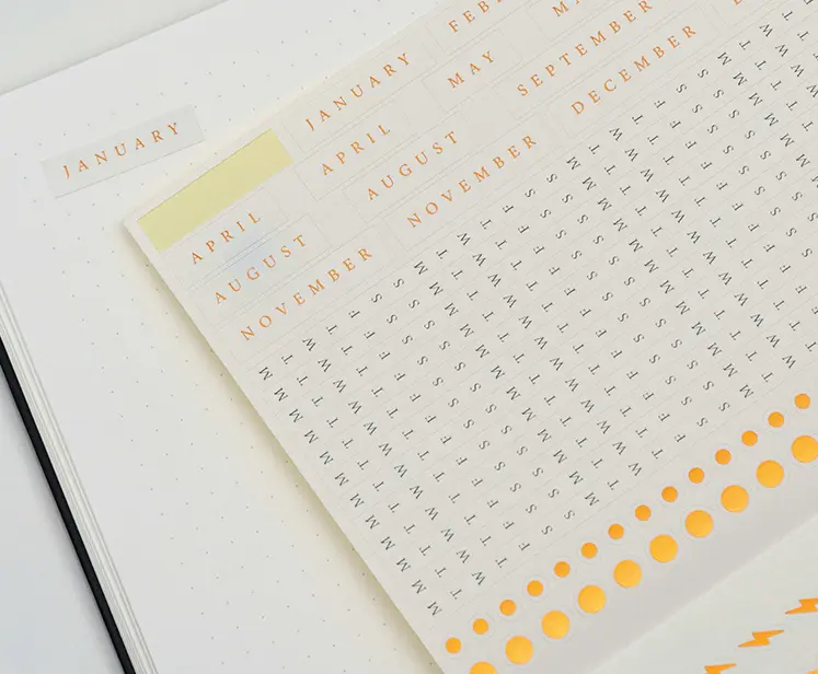 로이텀-다이어리의-스티커로-다양한-글자와-기호가-보이는-사진