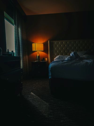 어둡고 조용한 침실