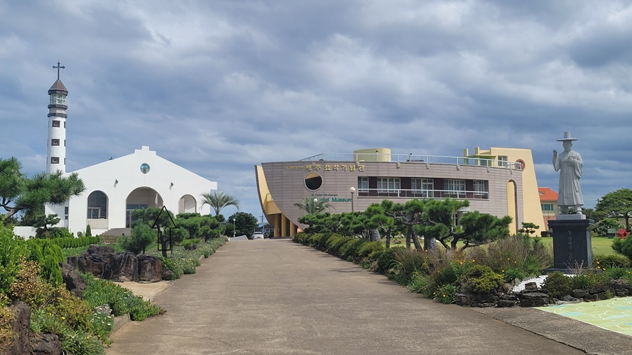 제주교구 용수성지 김대건 신부 표착 기념성지성당, 기념관, 성 김대건 안드레아 석상 사진입니다.