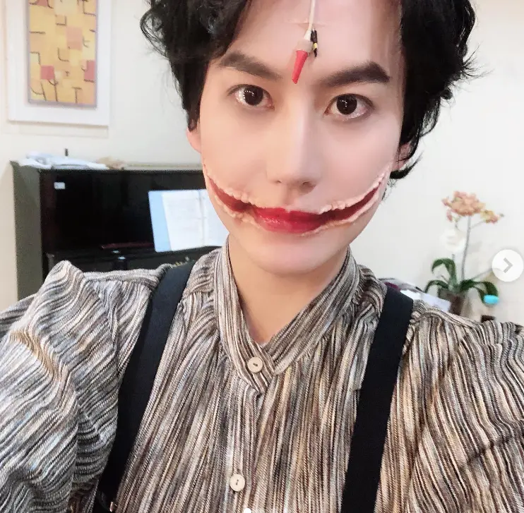 솔로지옥3-
입술에 붉은색칠을 하고 줄무늬 긴팔티셔츠를 입고 셀카를 찍는 규현