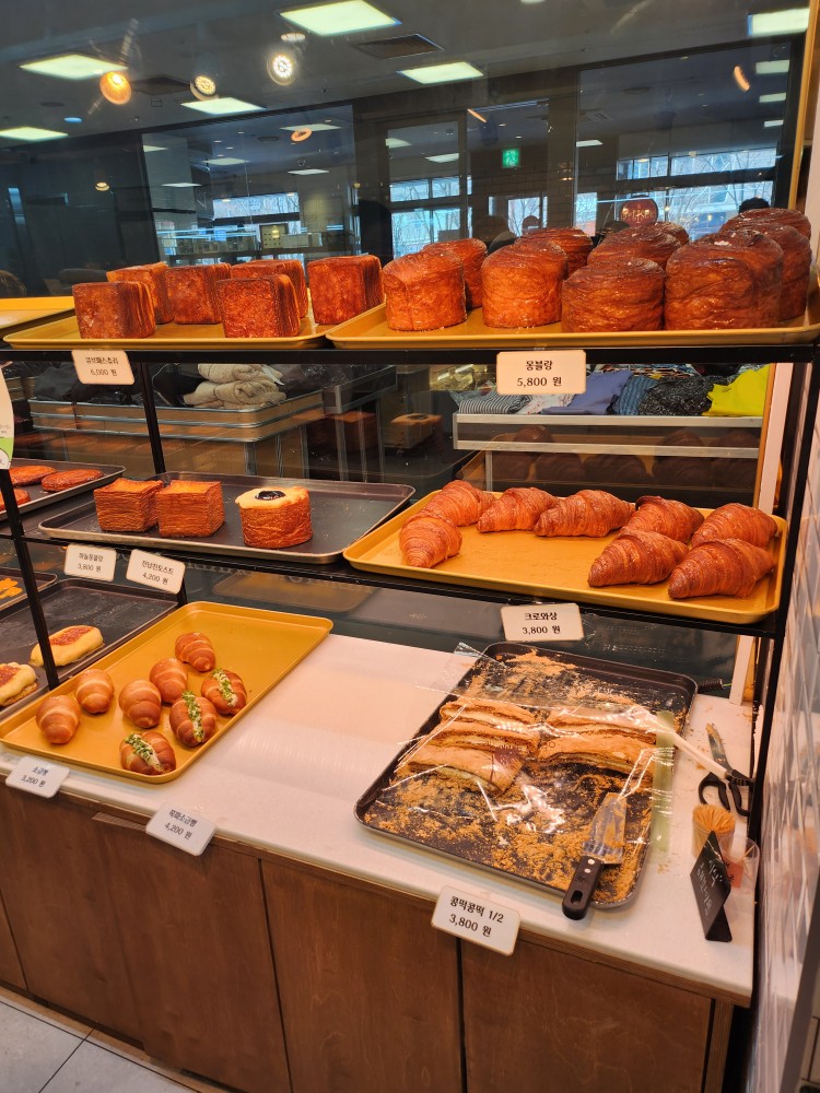 매장 안 빵 진열대
