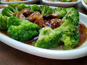 버섯조림에 올려진 브로콜리