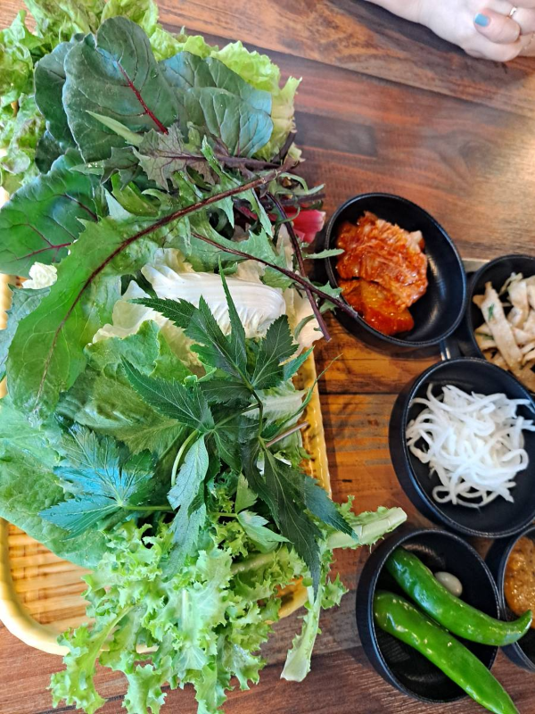 테이블에 반찬과 쌈채소