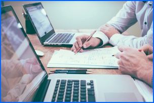 펼쳐진 노트북 2개와 공책