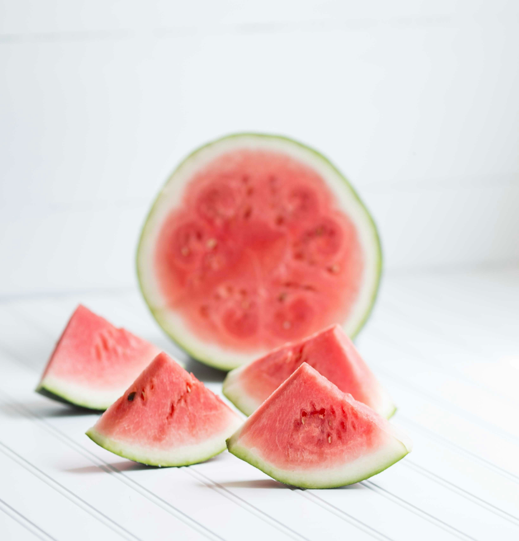 시원한 수박을 자른 모습