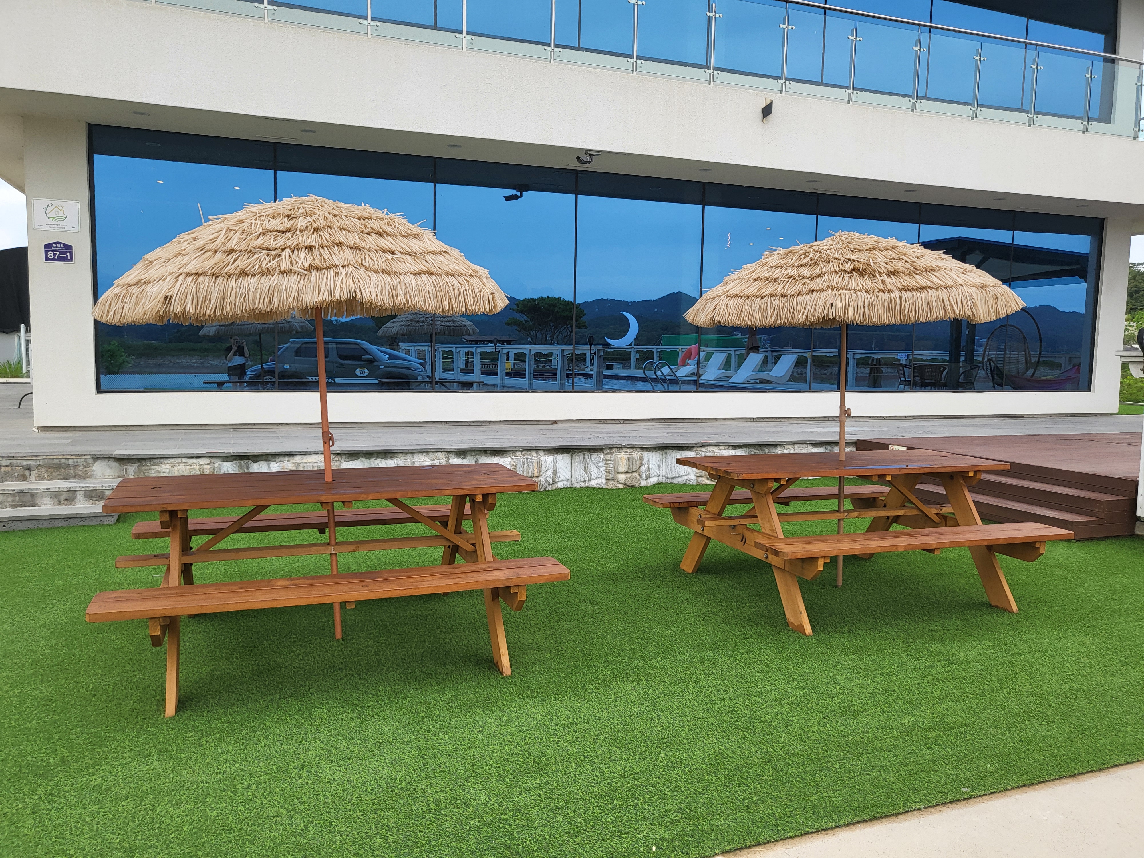 온펜션 - 외부 테이블