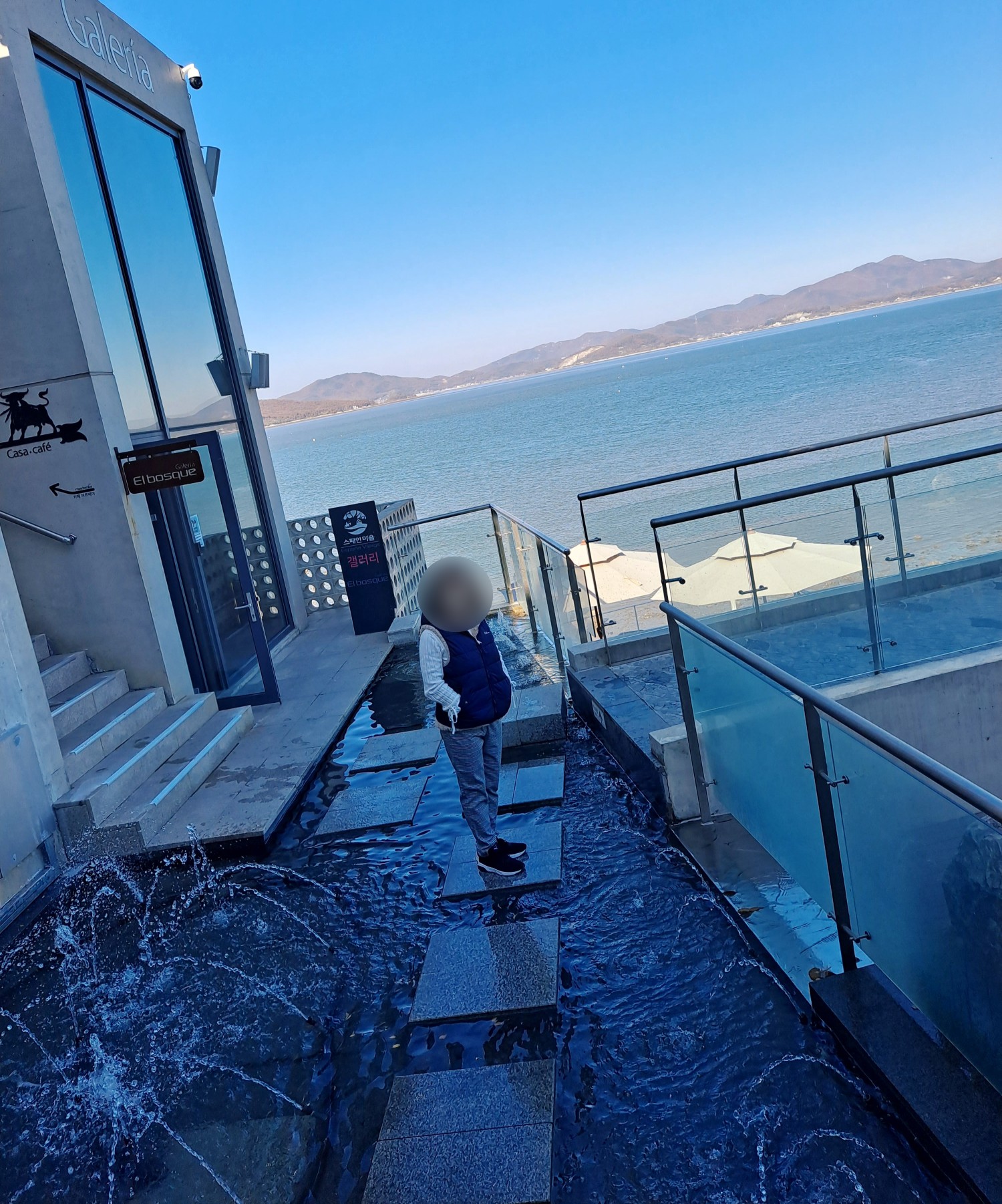 갤러리 앞 징검다리