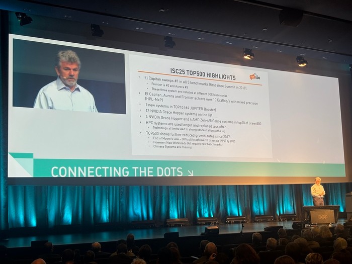 국제 슈퍼컴퓨팅 컨퍼런스 2025에서 주최 측이 세계 슈퍼컴퓨터 TOP500 순위를 발표하고 있다.