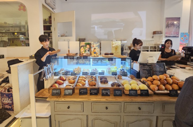 카페 카운터 사진