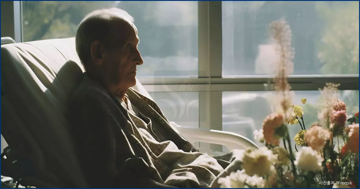 병상에 앉아 계시는 요양병원의 어르신