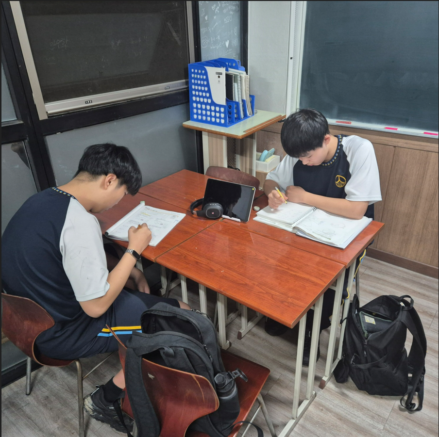 중학생들의 학년별 학습법에 따른 수업하는 사진
