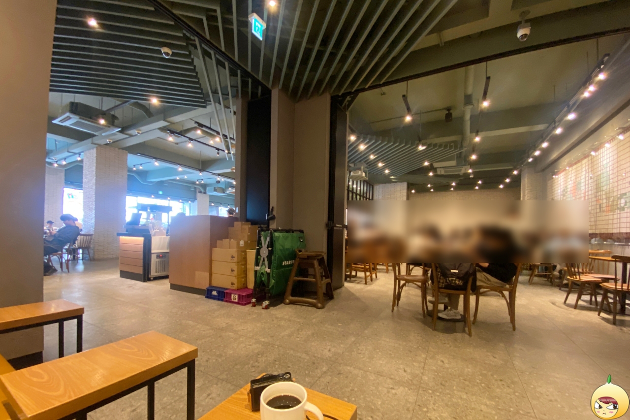 스타벅스 성수역점 내부 두울