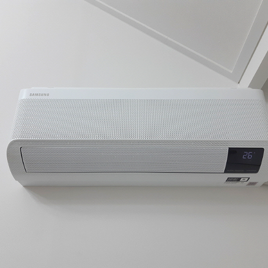 에어컨이 26도로 작동중입니다.