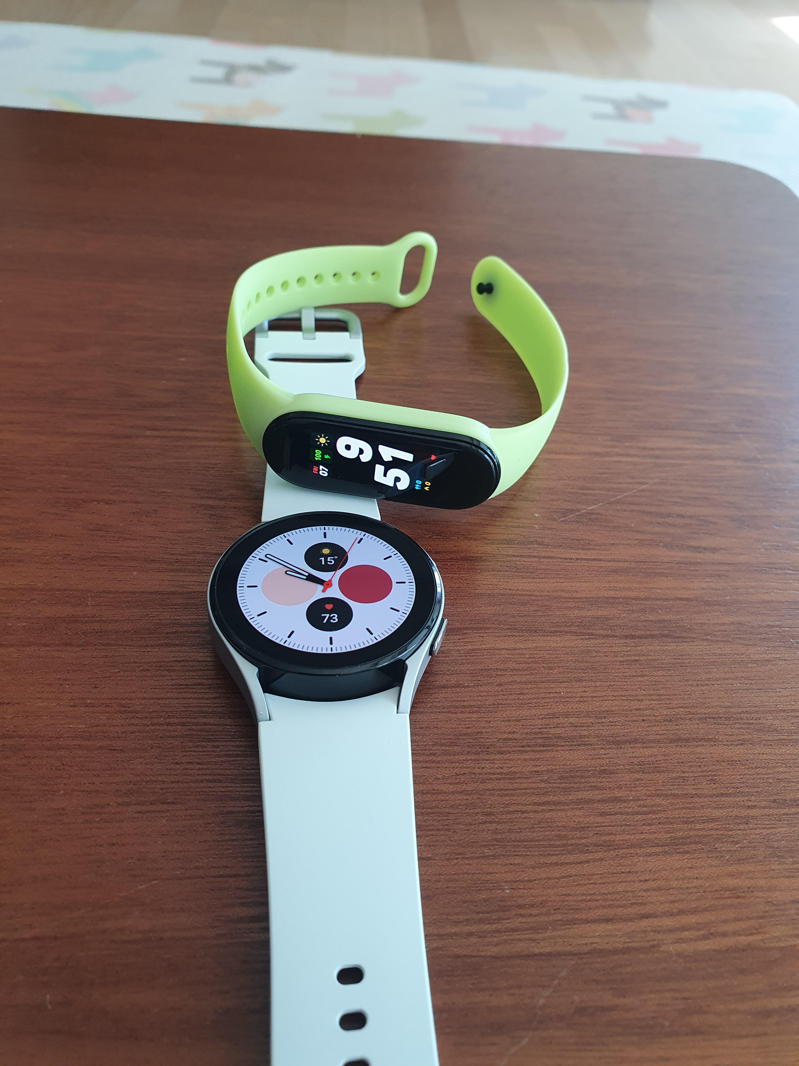 미밴드5와 갤럭시워치4 실버 사진 투샷!