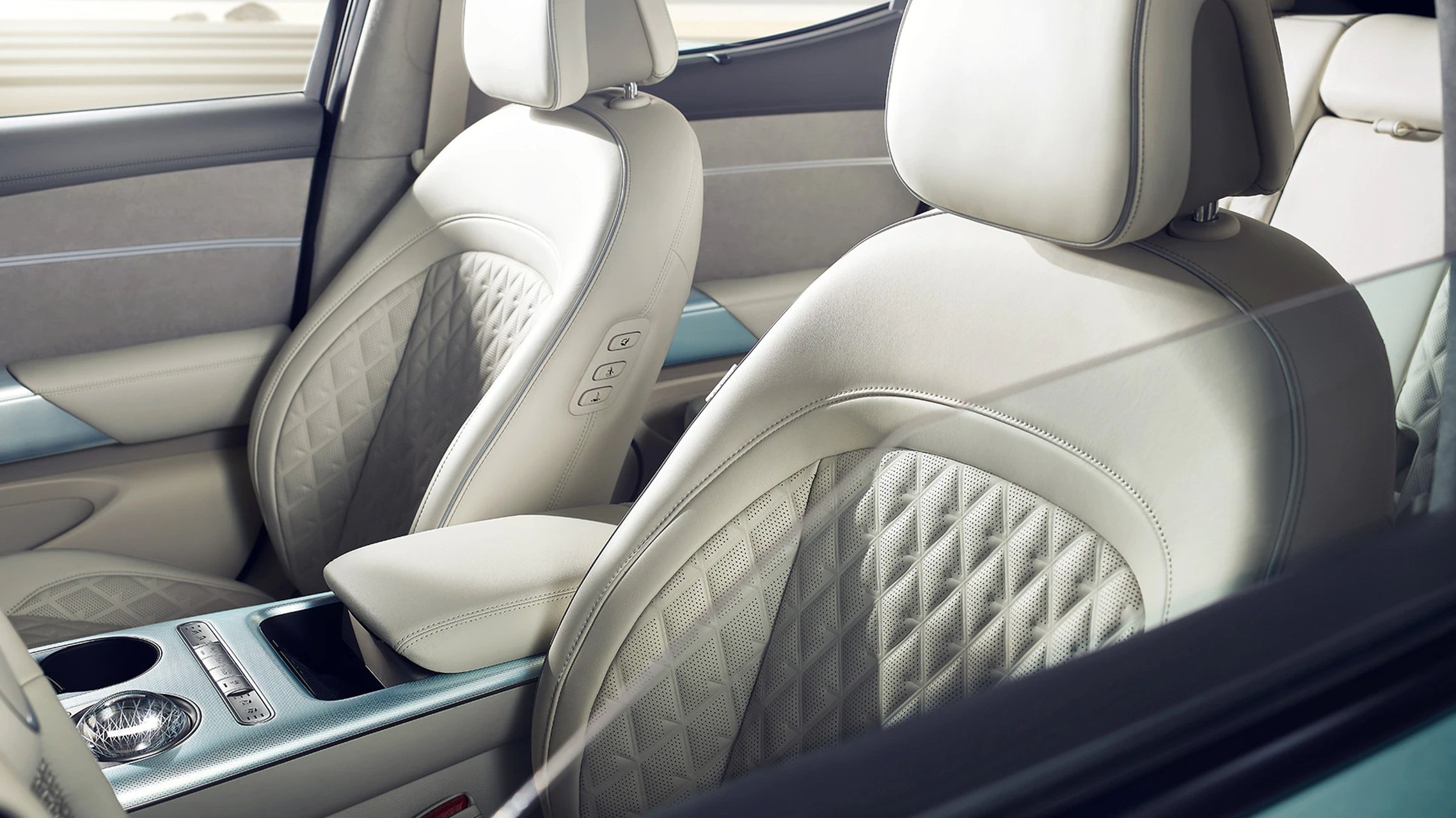 2024년형 제네시스 GV60 실내 1열 시트 사진