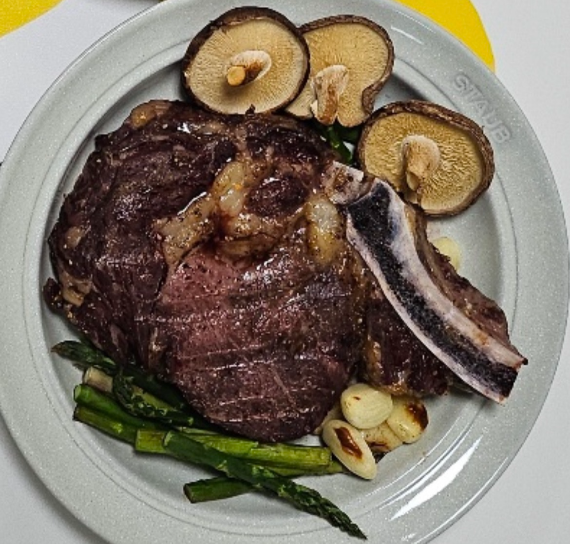 가니시로 올라간 아스파라거스