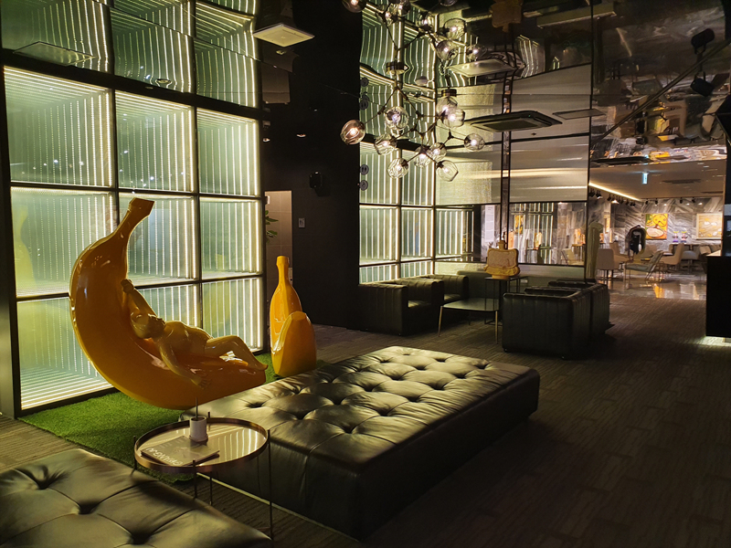 acc-디자인-호텔-로비-쇼파와-바나나-조형물
