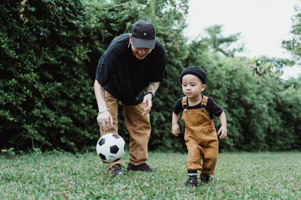 아빠 축구를 즐기는 어린아이