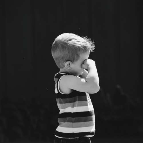 눈을 자주 비비는 아이 결막염을 의심