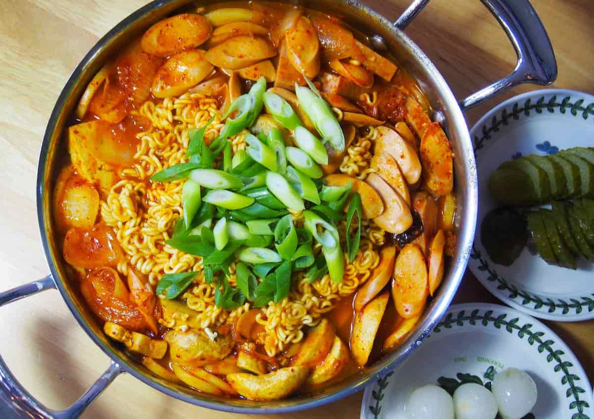 재료 디테일이 돋보이는 햄과 김치, 라면, 채소가 어우러진 부대찌개