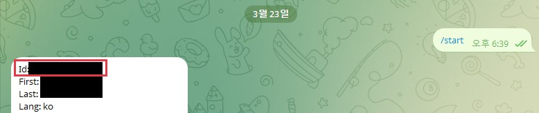 텔레그램 userinfobot 대화 화면. 오른쪽에 보낸 /start 메시지가 있고 왼쪽 답에 Id · First · Last · Lang 줄이 있다. Id 줄에 빨간 박스가 있고 Id 값과 이름은 검은 사각형으로 가렸다