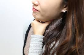 목에 이물감이 느껴지는 증상