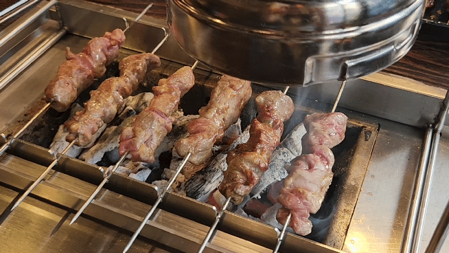 구워지는_양등심꼬치