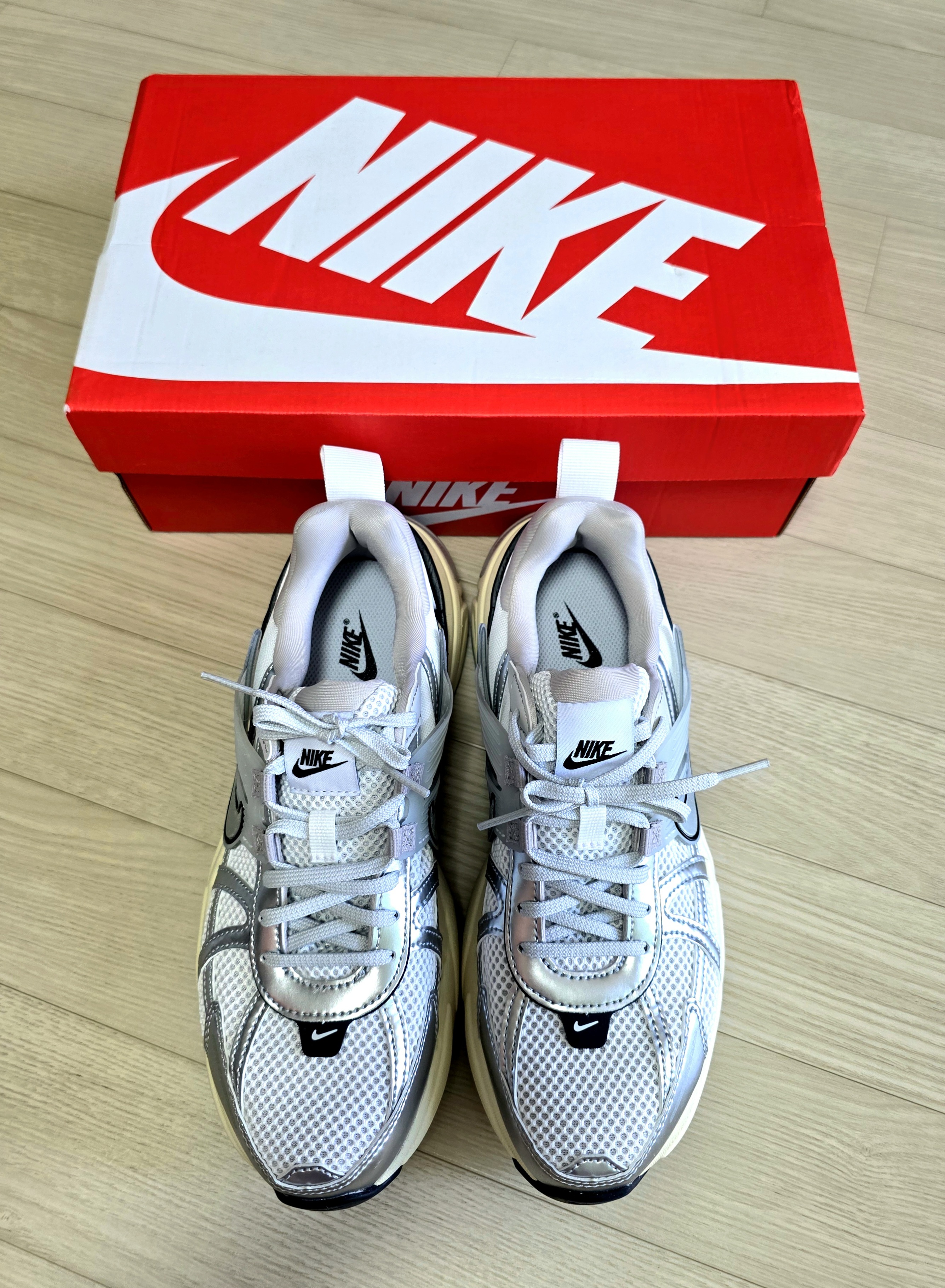 실버느낌의-운동화를-구입했어요.