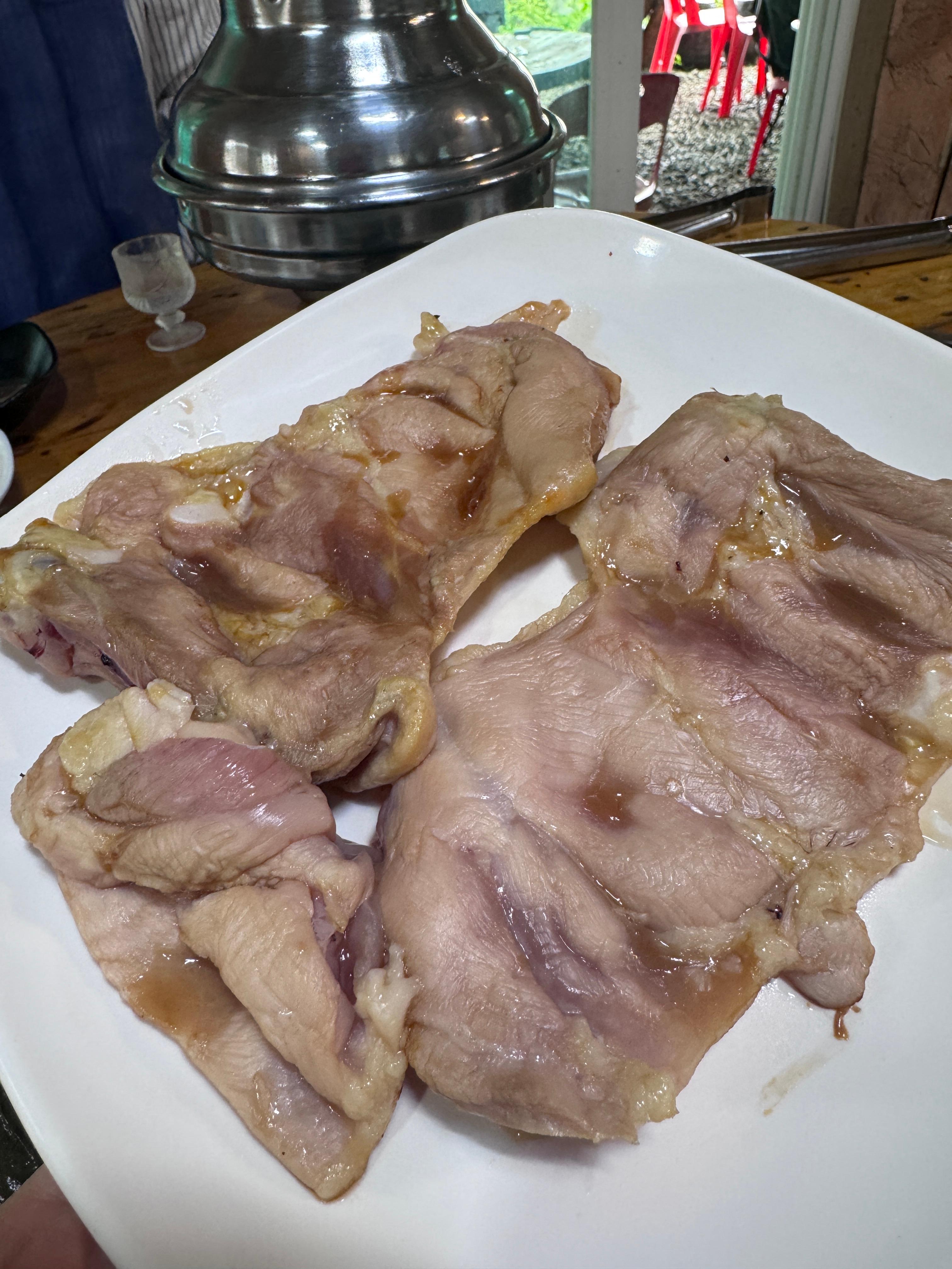 두툼한 닭다리살로 준비된 맥반석 숯불 닭갈비