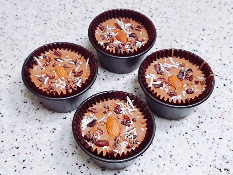 단백질 빵 반죽을 머핀틀에 부어주고 아몬드 올리기