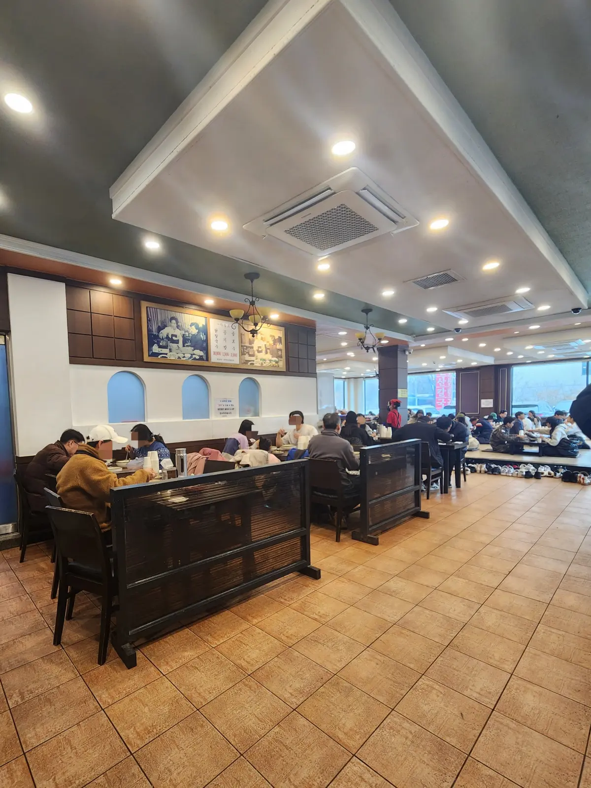 일산-대표-맛집-줄서서-먹는-일산칼국수-본점-매장-실내-입식-테이블