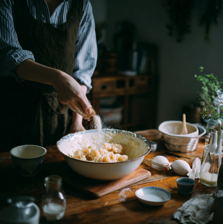 새우에 튀김가루 입히는 모습