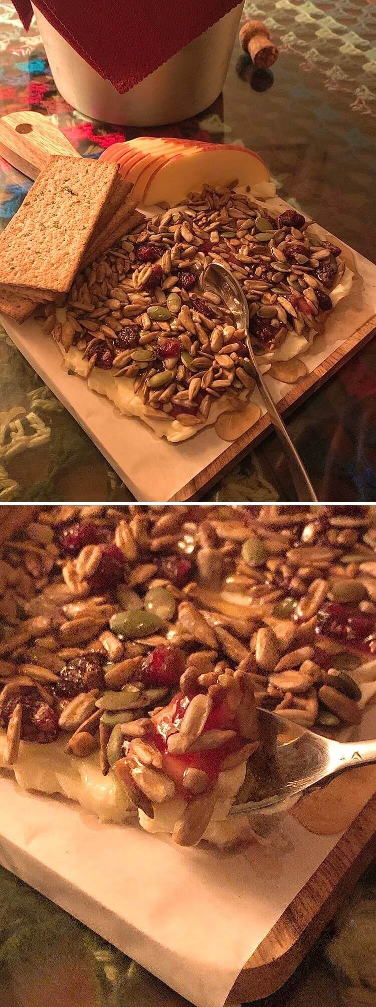 해바라기씨&#44; 호두씨&#44; 크렌베리가 잔뜩 올라간 버터보드