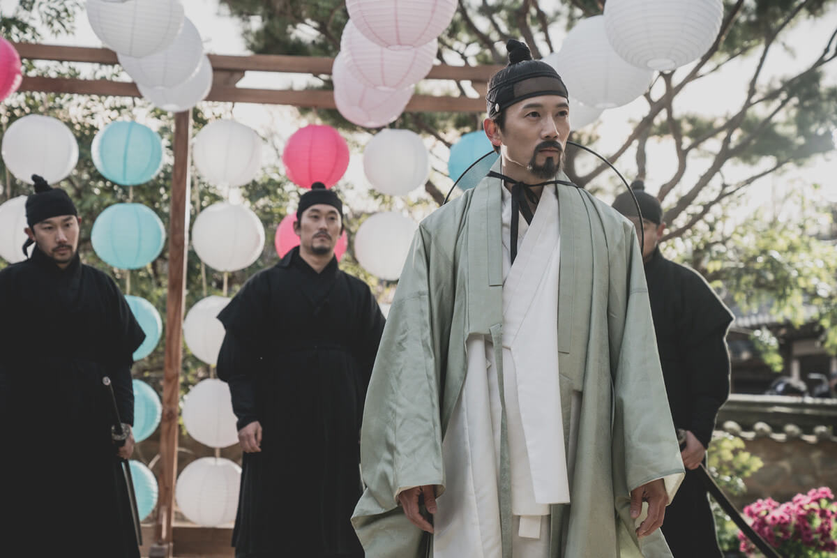 왕족이지만 망나니처럼 보이기 위해 위장하는 흥선군