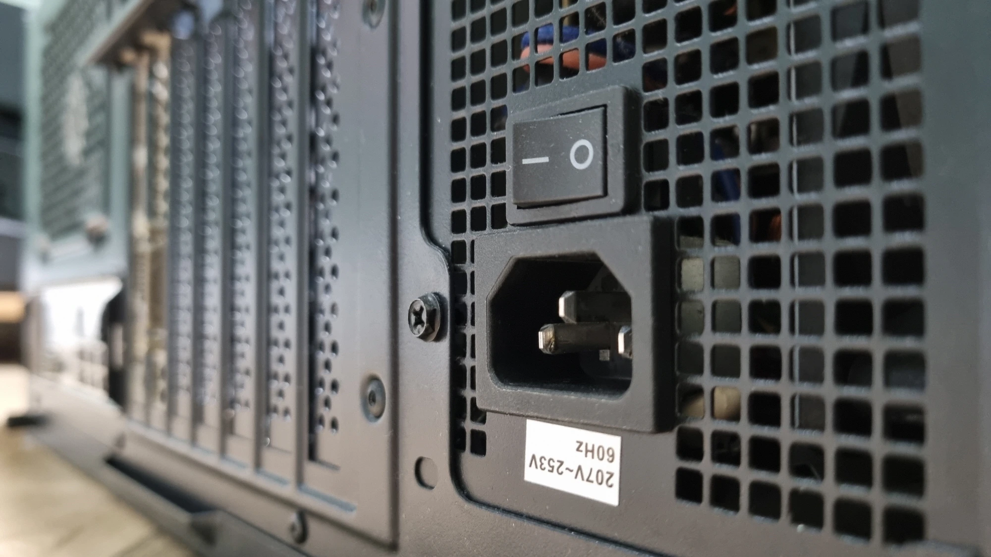 컴퓨터 전원잭 끼우는 곳