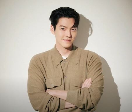 김우빈 미소