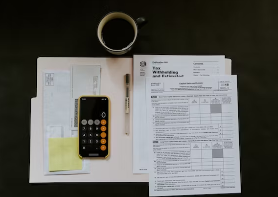 상속세를-내기위해-세금신고서와-계산기를-책상에-두고-있다