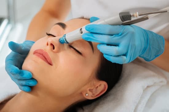 하이드라페이셜(HydraFacial): 피부를 맑고 깨끗하게 만드는 페이셜 트리트먼트