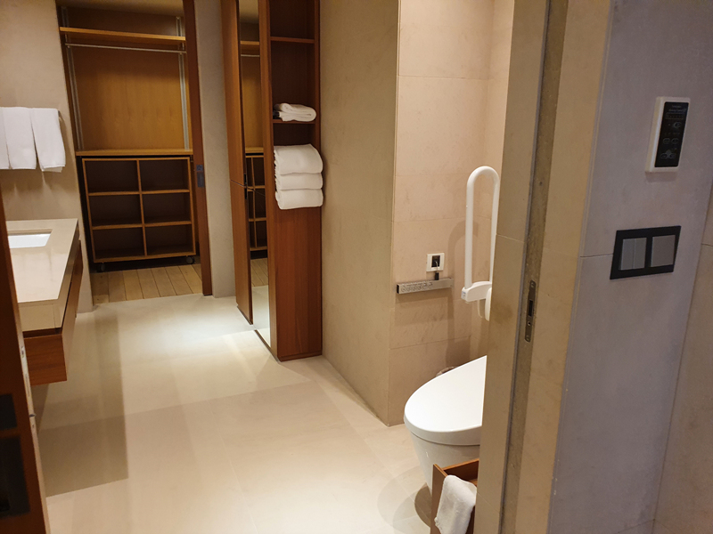 거실에서-본-욕실