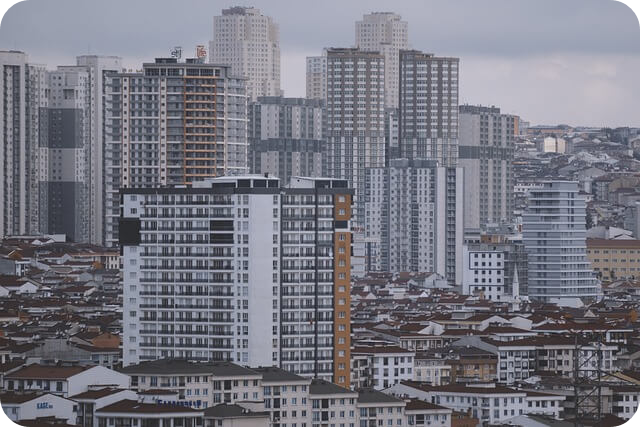고층 아파트 단지가 밀집한 도시 전경.