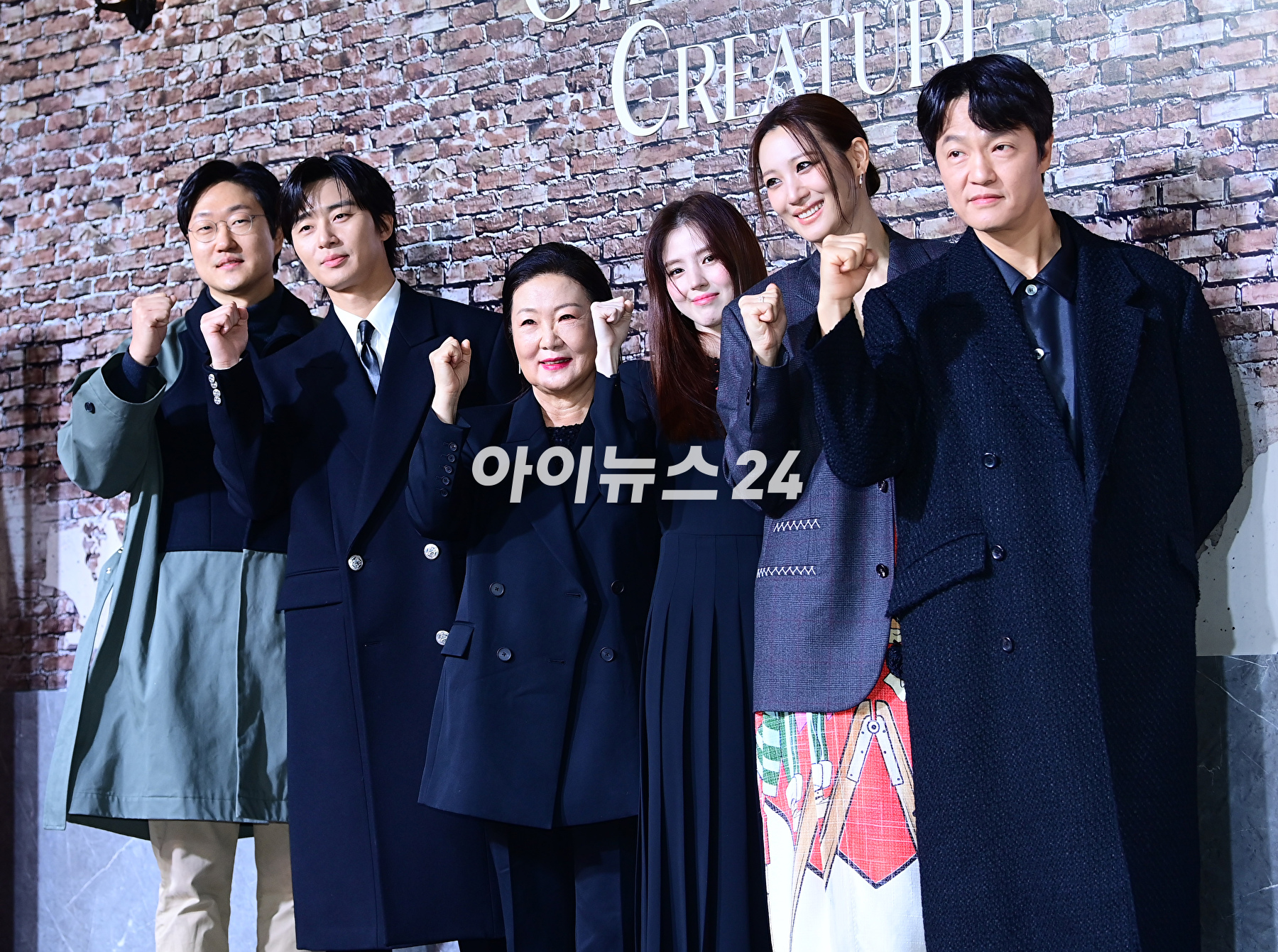 (왼쪽부터)정동윤 감독-배우 박서준-김해숙-한소희-수현-조한철이 19일 오전 서울 용산구 레이어20 스튜디오에서 열린 넷플릭스 새 시리즈 '경성크리처' 제작발표회에 참석하고 있다. [사진=정소희 기자]