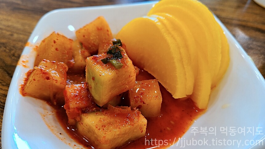 격이다른수제만두-밑반찬-깍두기-단무지