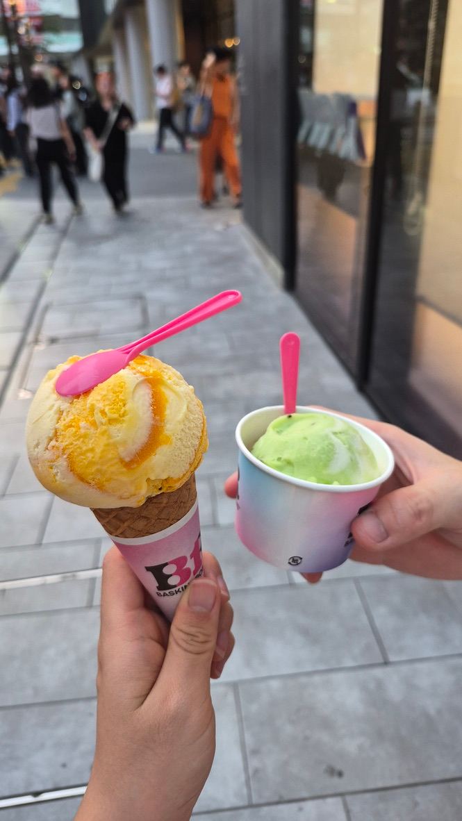 날씨가 너무 더워서 도피성 아이스크림 섭취 ( 한국에는 없는 맛으로 골랐다 ) ( 존맛)